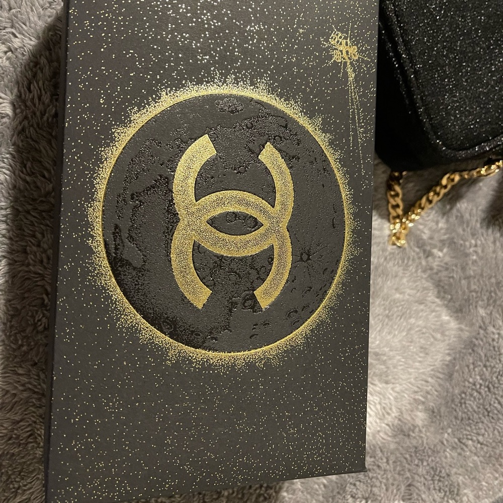 Chanel Holiday Bag With Crossbody Gold Chain Gem